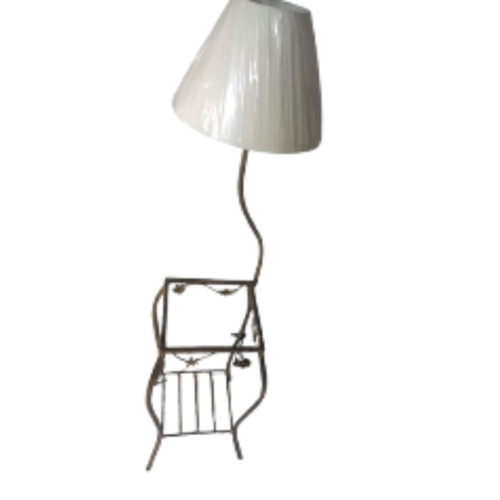Mesa de canto coluna com luminaria aparador cantoneira com detalhe de flor