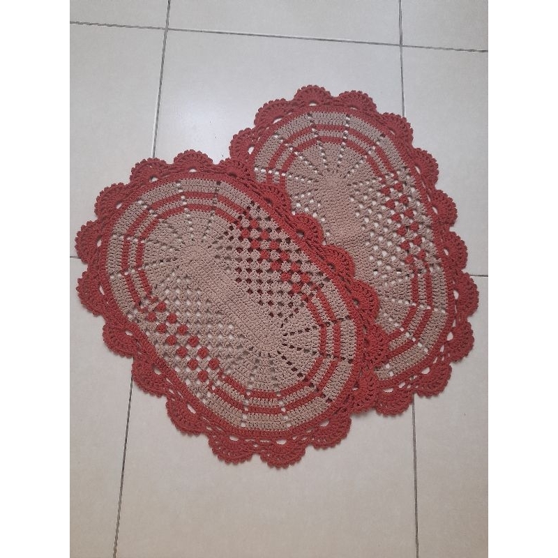 Par de Tapetes em Crochê – Bege com Telha (60x40 e 63x42 cm)