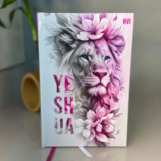 Bíblia Sagrada Feminina NVI Leão Yeshua Rosa e Branco Letras Médias Capa Dura E Índice HDC em Oferta na Shopee