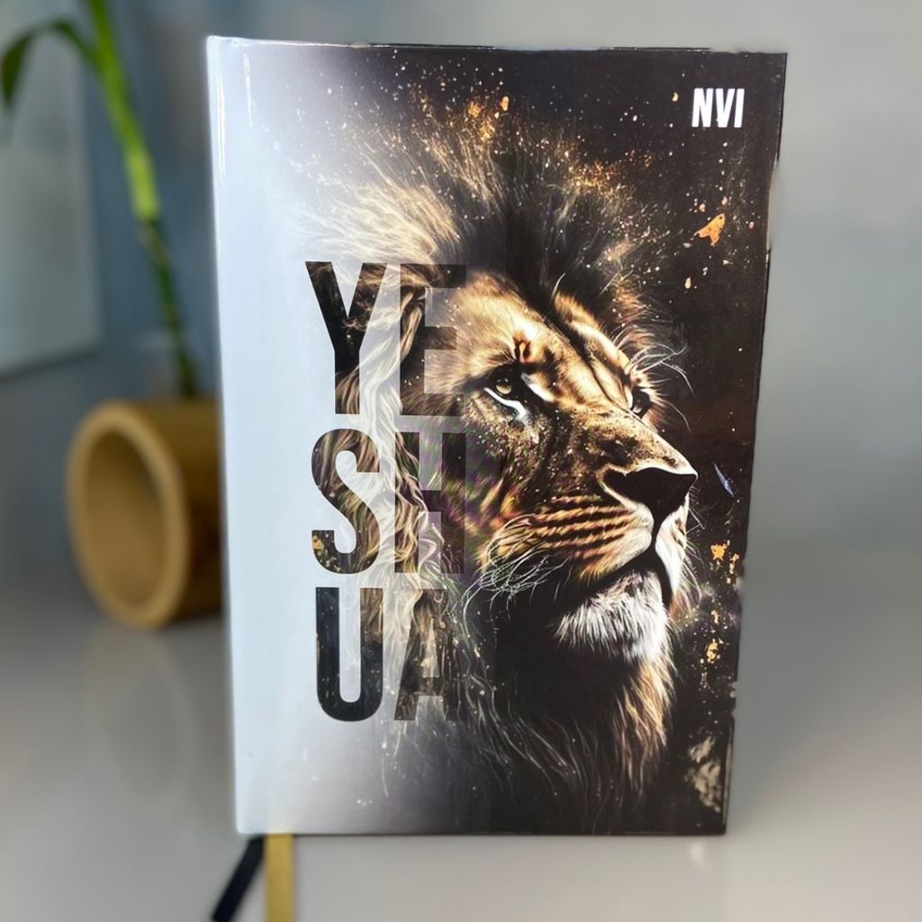 Bíblia Sagrada Evangélica NVI Leão Yeshua Dourado Letras Médias Capa Dura E Índice HDC