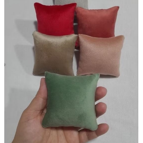 Kit Expositor de Joias Almofadinhas para Pulseiras Relógios e braceletes Tam: 8x8cm.- com até 15und em veludo e suede
