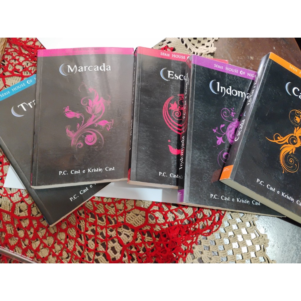 6 volumes série house of night ,marcada, traída,escolhida,indomada,caçada,tentada-leia