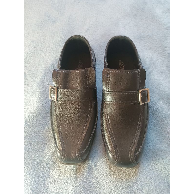 Sapato social infantil n°25. Brechó.