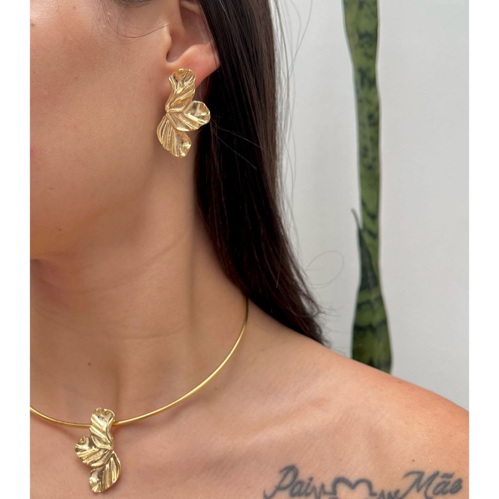 Conjunto Colar e Brinco Meia petala Meia Flor Banhada a Ouro 18K