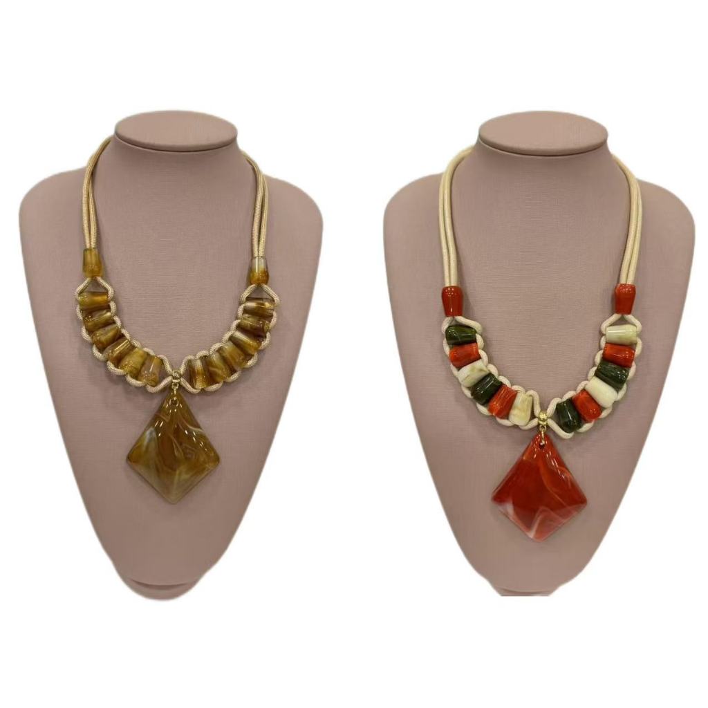 Colar de luxo elegante em resina em Oferta na Shopee
