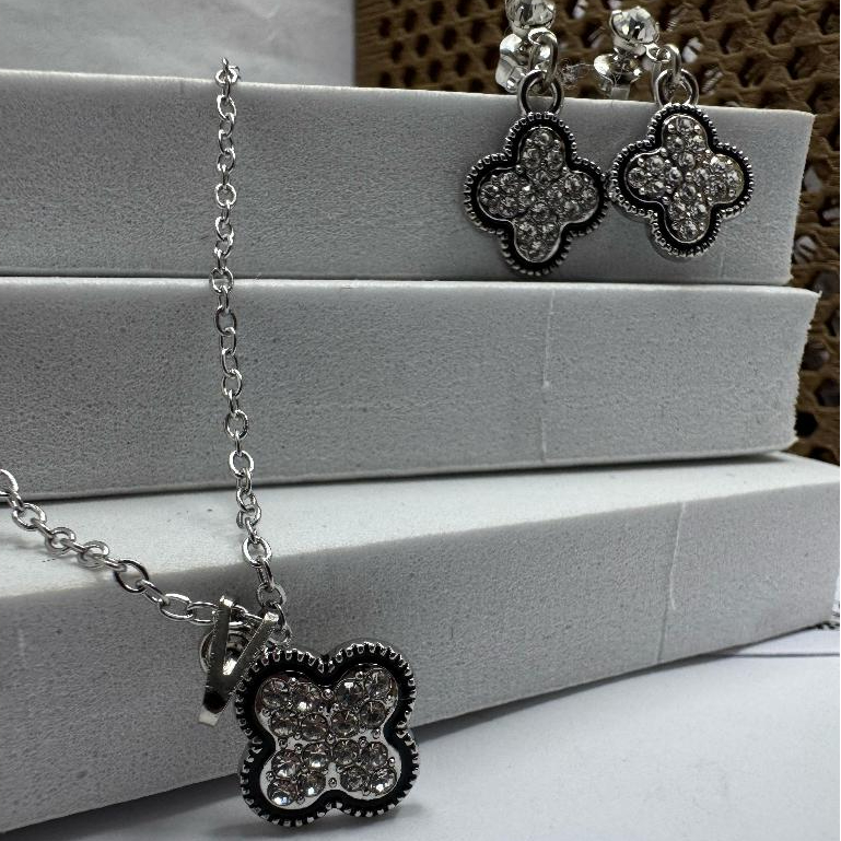 COLAR AÇO INOX + PAR DE BRINCOS FLOR COM STRASS KIT em Oferta na Shopee