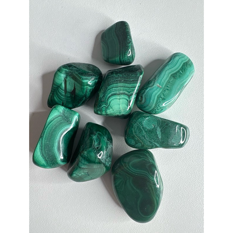 Malaquita verdadeira, pedra rolada. em Oferta na Shopee