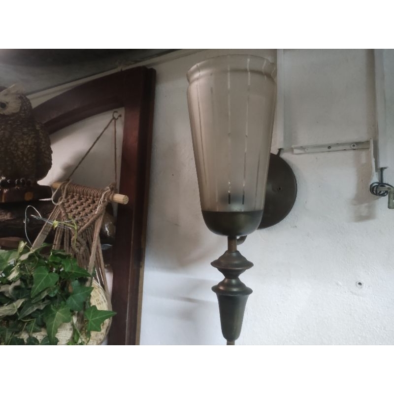 Luminária/ Arandela de parede/ Metal com Cúpula de Vidro