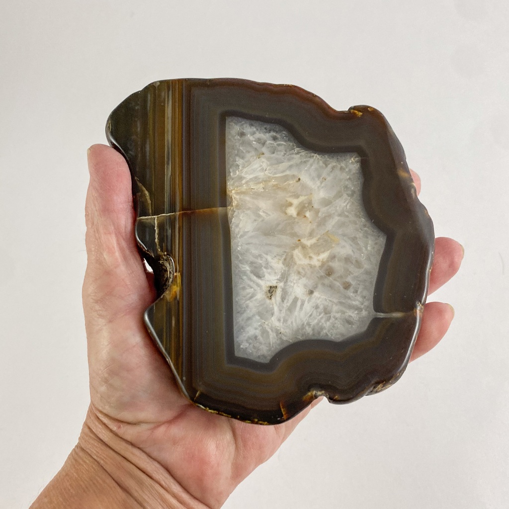 Geodo decorativo de ágata cinza com cerca de 15 cm e 580 g