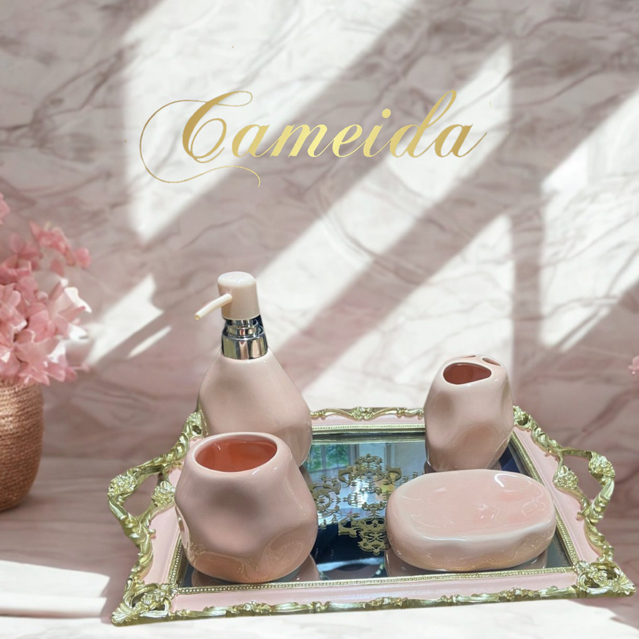 Bandeja Luxuosa Rosa e Dourado Provençal Francesa Espelhada Com Desenho Arabesco no Centro - Resina 34x25cm Retangular