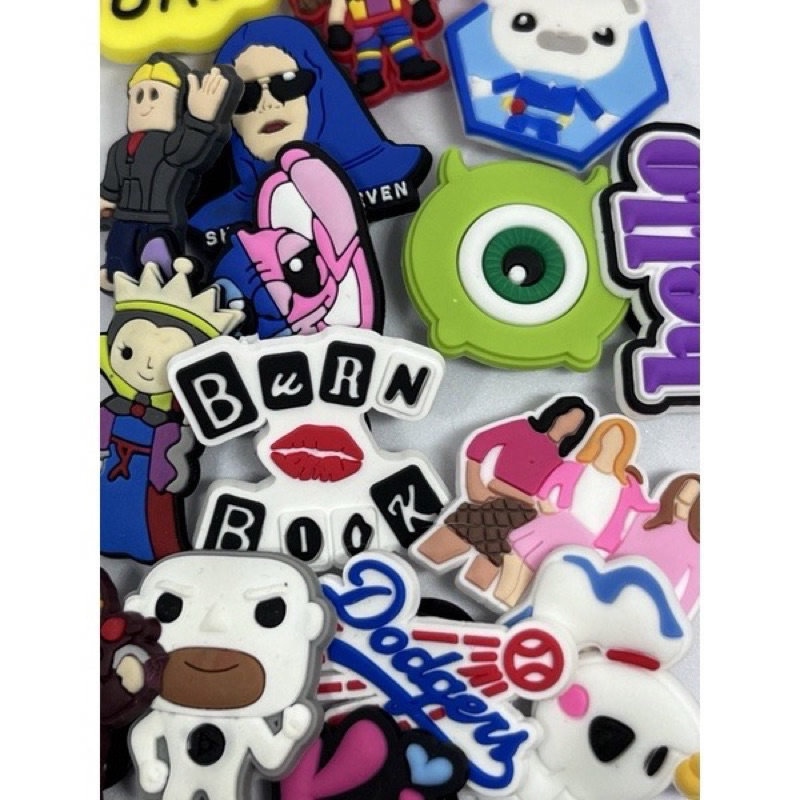 PINS PARA SAPATO SANDÁLIA VARIADOS MÚSICA BANDA TAYLOR SWIFF em Oferta na Shopee