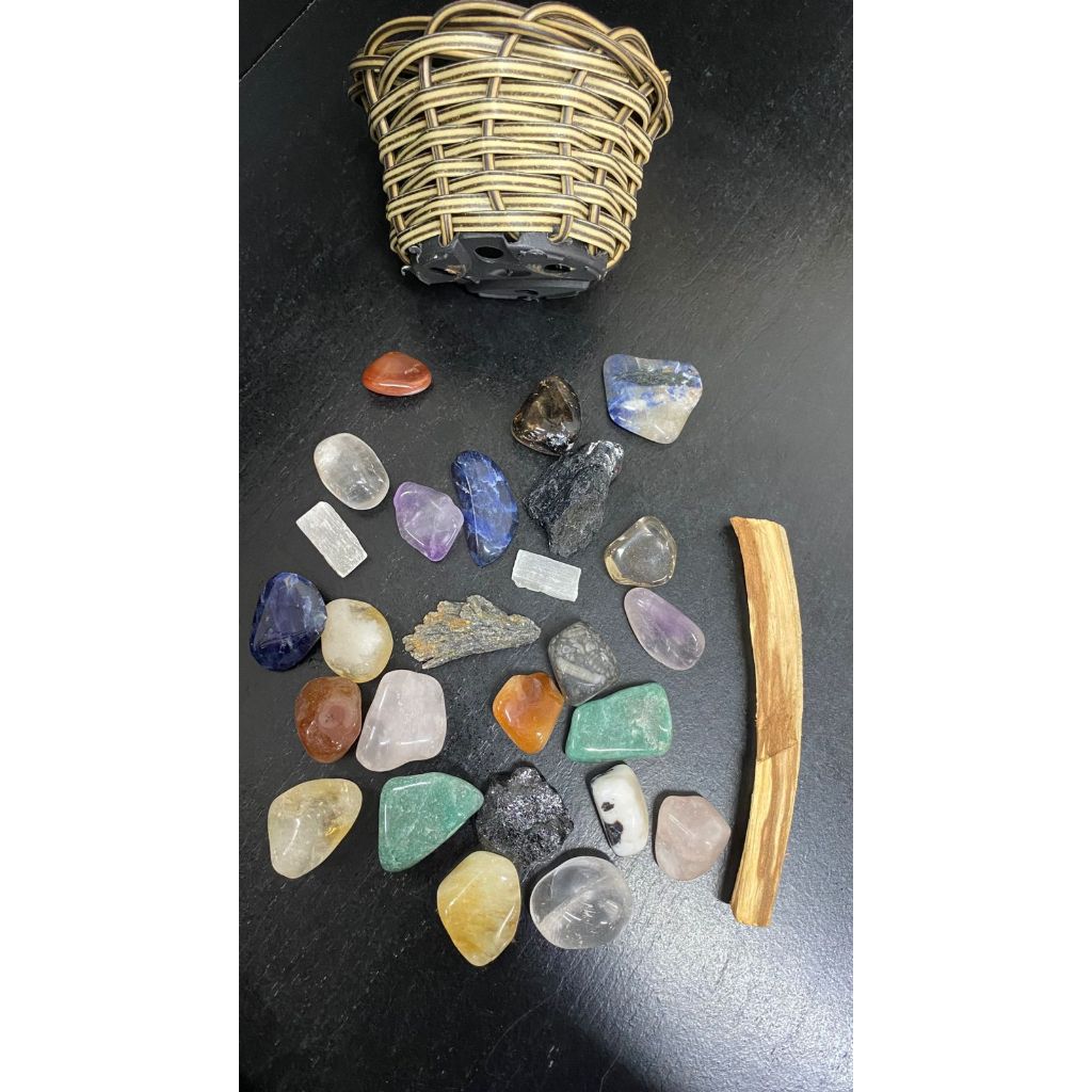 Cesto de pedras naturais com palo santo esotérico