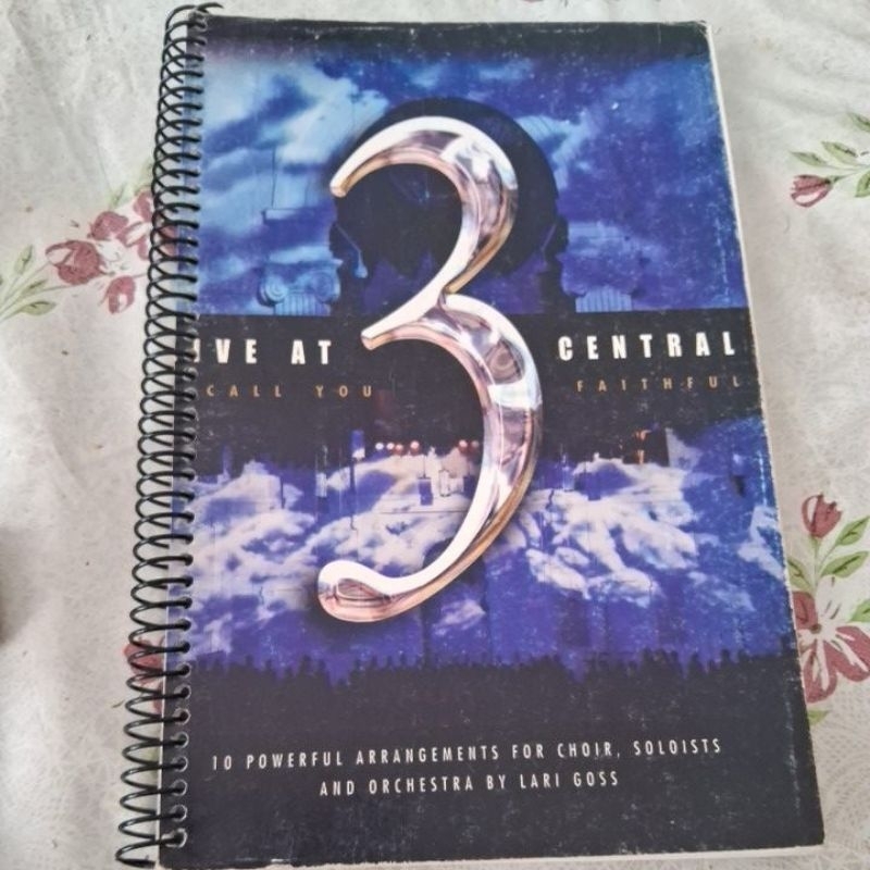 3 Em 1 CD, Songbook, Playback- Live at Central – Call You Faithful" de Lari Goss. CD, Songbook & Accompaniment Track.