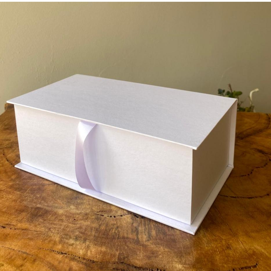 Caixa Cartonada 25x13x9cm Branca Modelo Livro com Fechamento de Fita de Cetim para 2 canecas em Oferta na Shopee