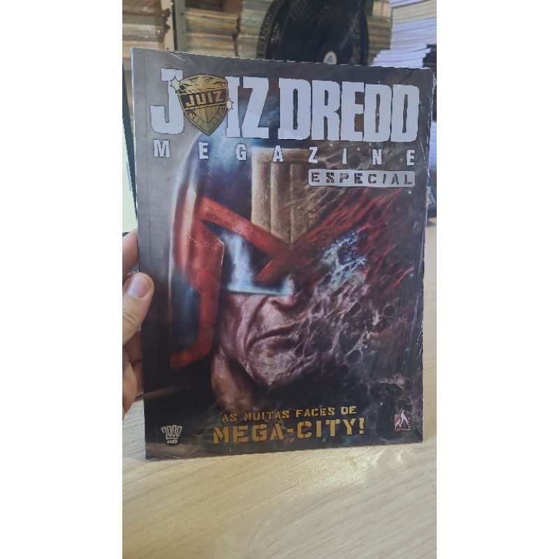Juiz Dredd Megazine Especial : As Muitas Faces de Mega-City! - Gibi Especial Encadernado - Capa Cartão