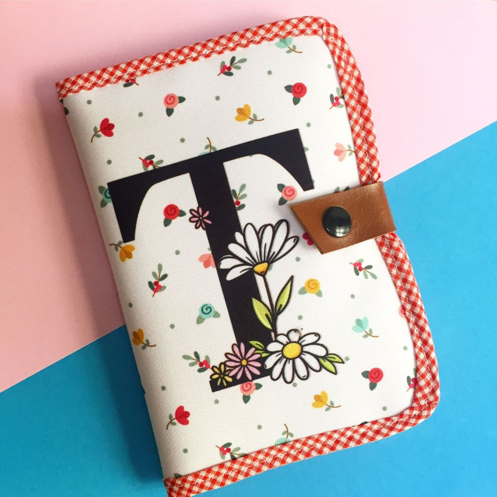 Porta Documentos Alfabeto, porta passaporte, porta carteira de trabalho e documentos do bebê - VERSÃO COM TAG COM NOME