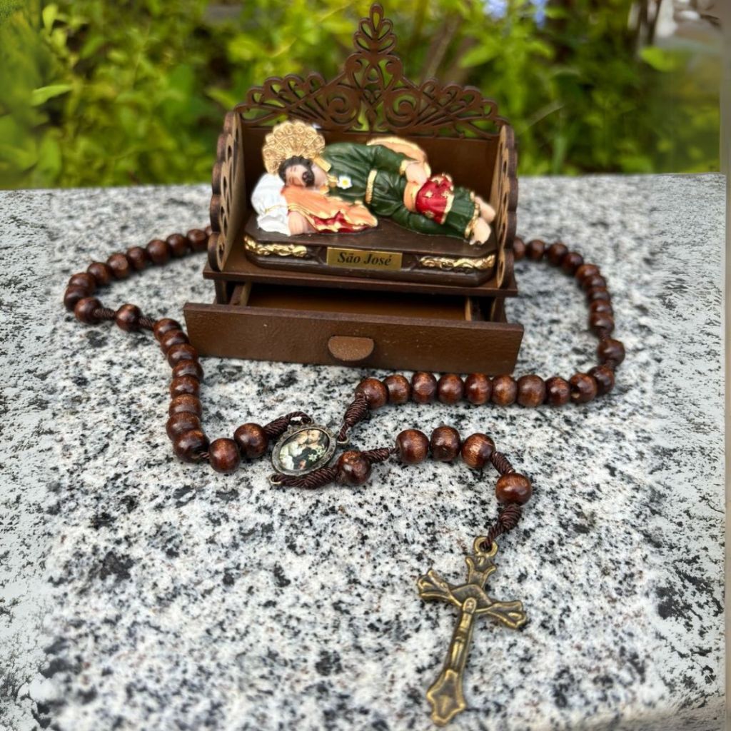 Kit São José Dormindo de Resina na Cama de MDF + Terço de São José em Oferta na Shopee