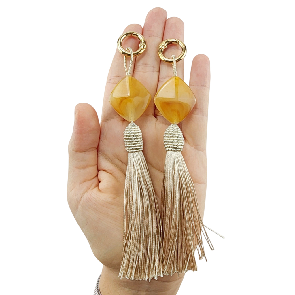 Kit 2 Tassel pingente decorativo para bolsa  com mosquetão nas pontas em Oferta na Shopee