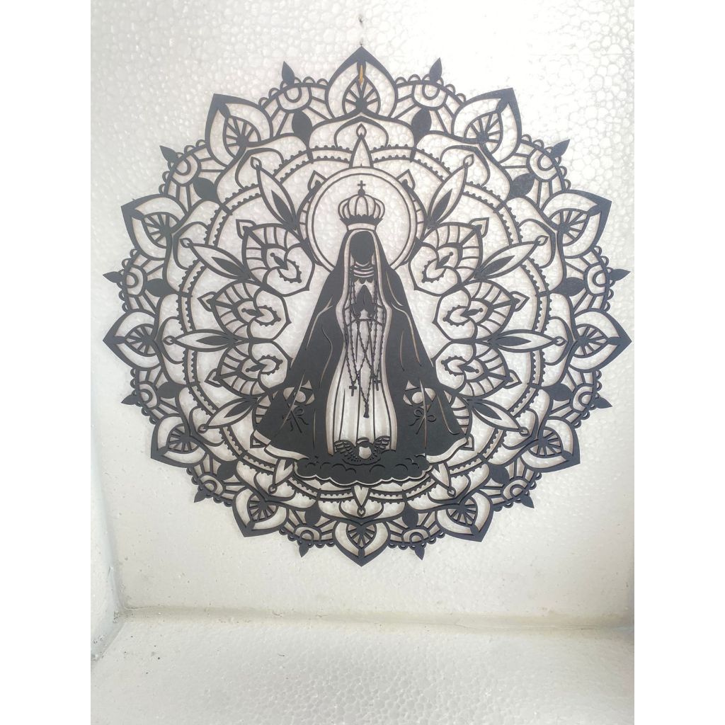 Mandala Nossa Senhora Aparecida 42/45cm em MDF Pintada de Preto - Arte Decorativa Religiosa