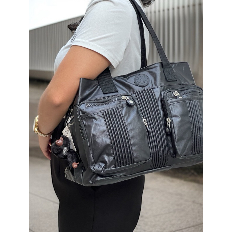 Bolsa Transversal Cabe Notebook Bolsos Frontais Metalizado com Chaveiro Macaquinho