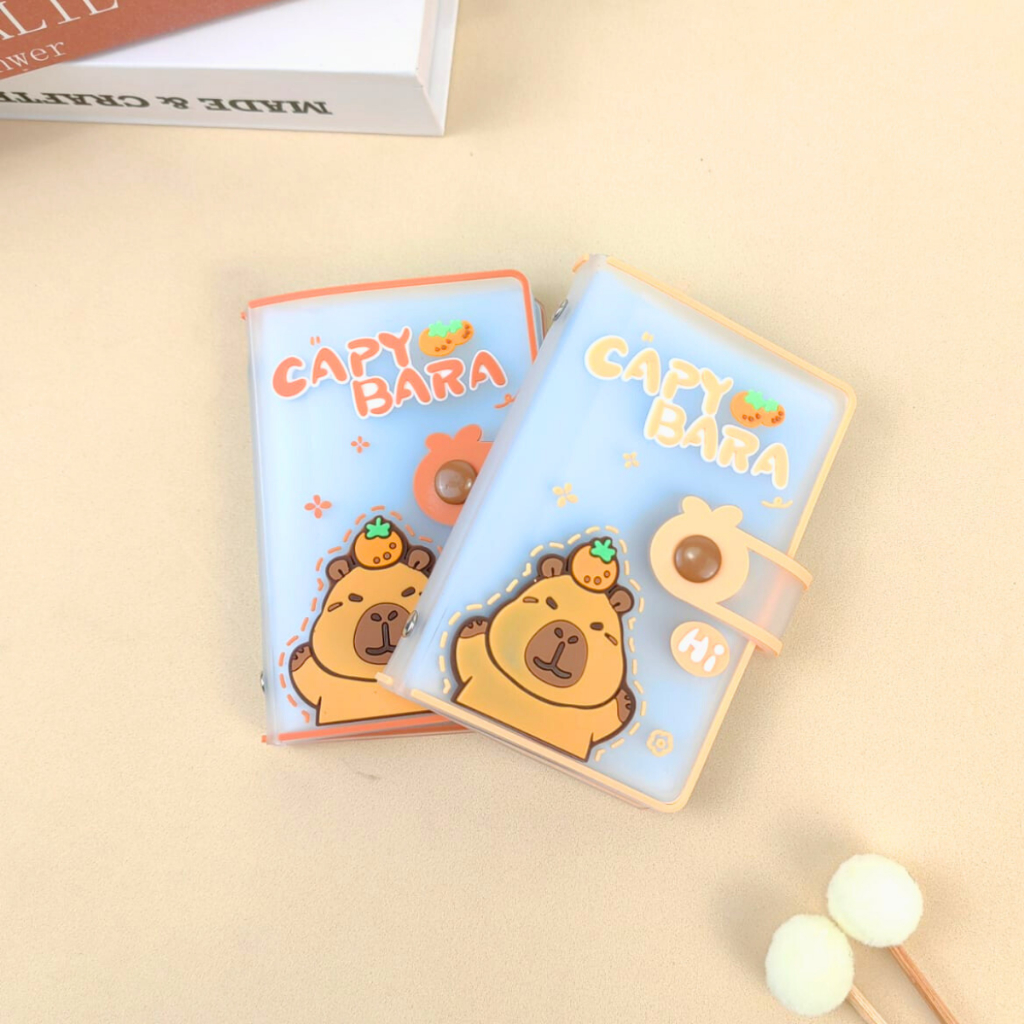 Porta Cartão com Compartimentos e Fecho com Estampa de Capivara e Cenoura - Allmini