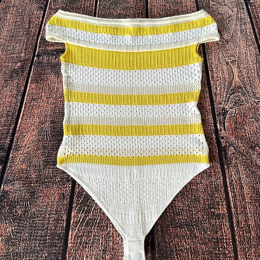 body de lã branco com amarelo, collant branco com amarelo, body ombro a ombro, body tricô cor clara (bazar, brechó)