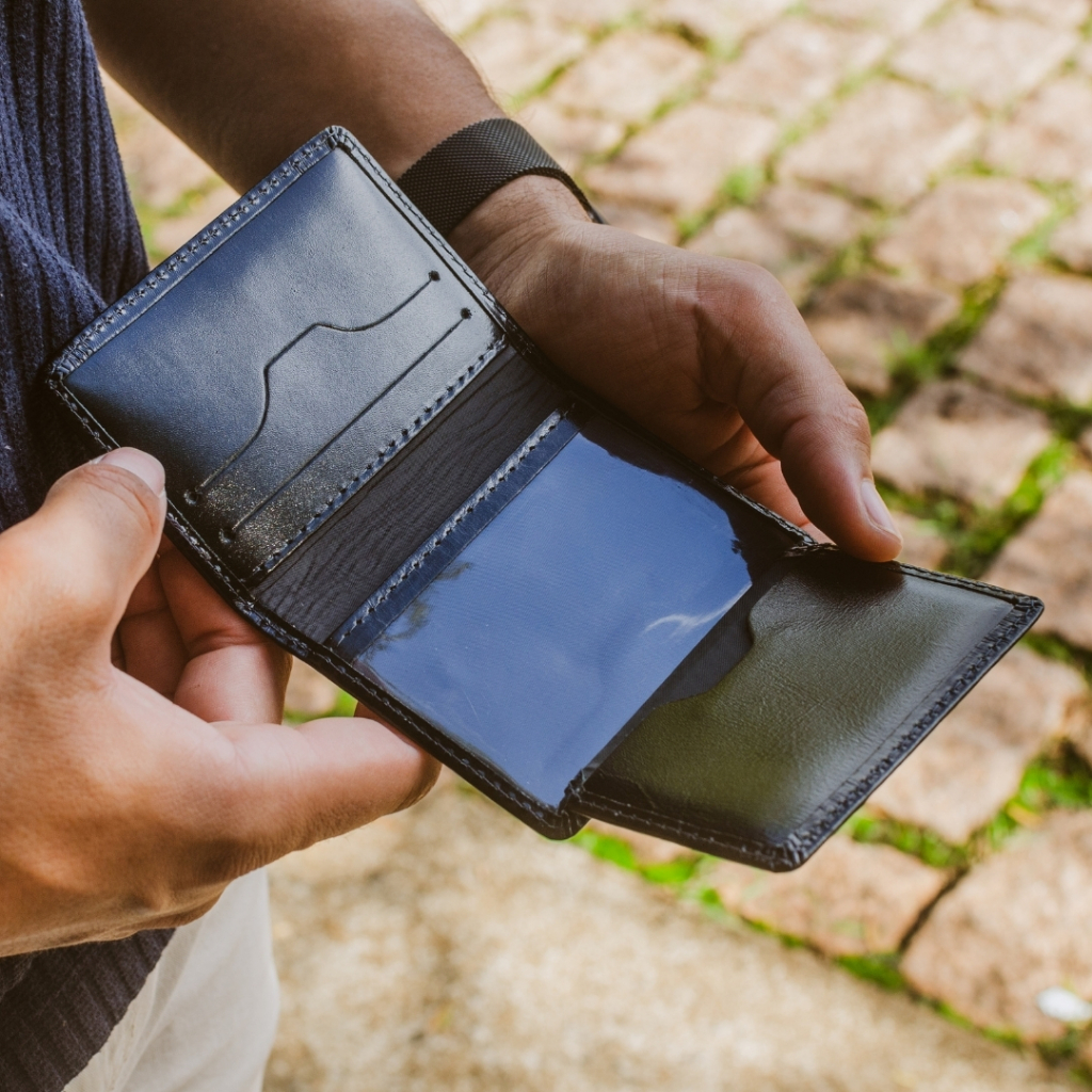 Carteira masculina couro pequena slim minimalista proteção RFID antifurto visor CNH Porta cartão