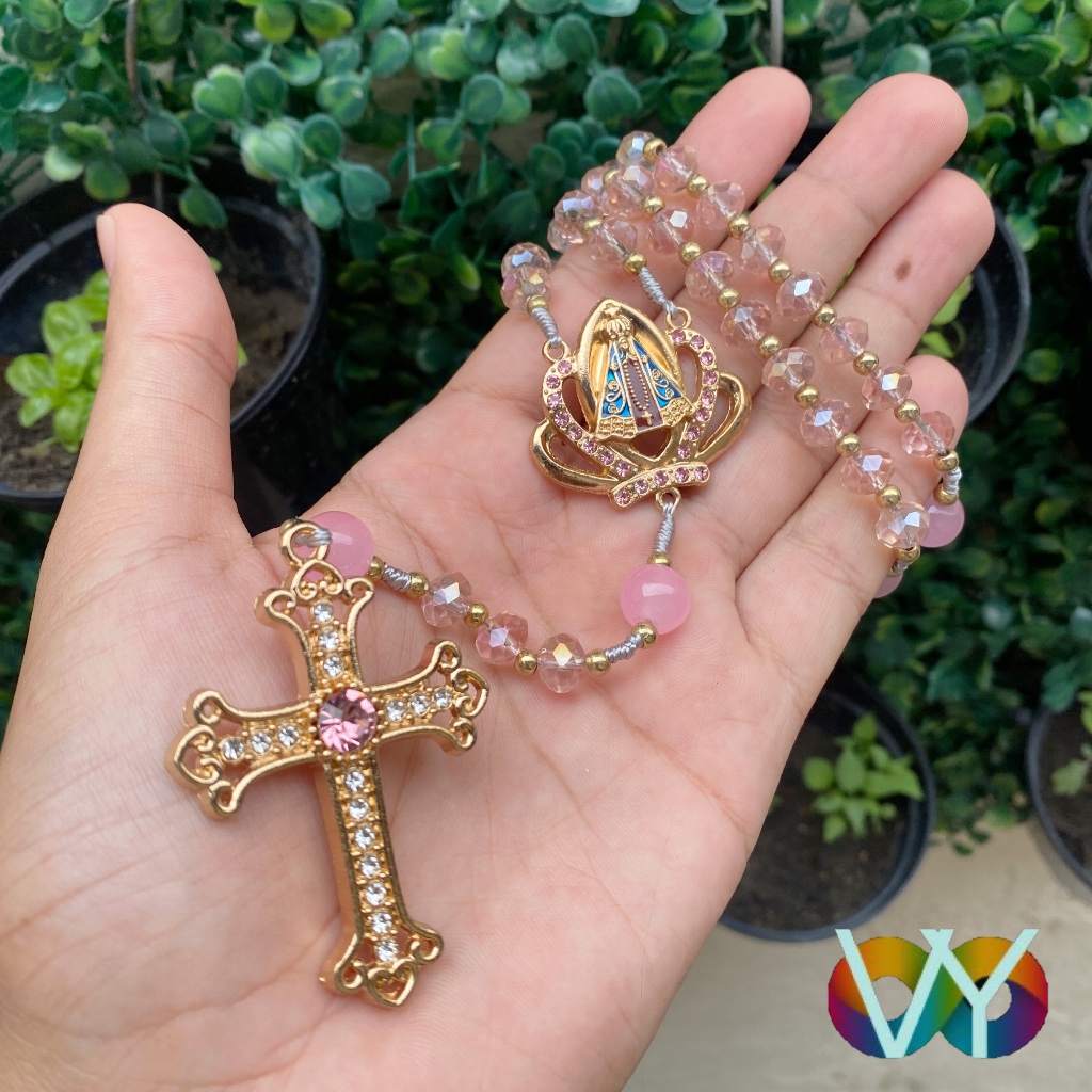 Terço Rosa De Cristal Nossa Senhora Aparecida com Cruz e Entremeio de Strass e Folheado/ Formatura e Noivado