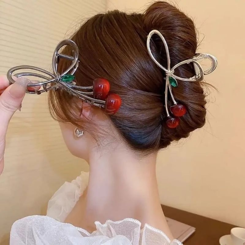 "Presilha de Cabelo Elegante com Laço e Cerejas - Acessório Feminino Vintage para Coque ou Penteado"