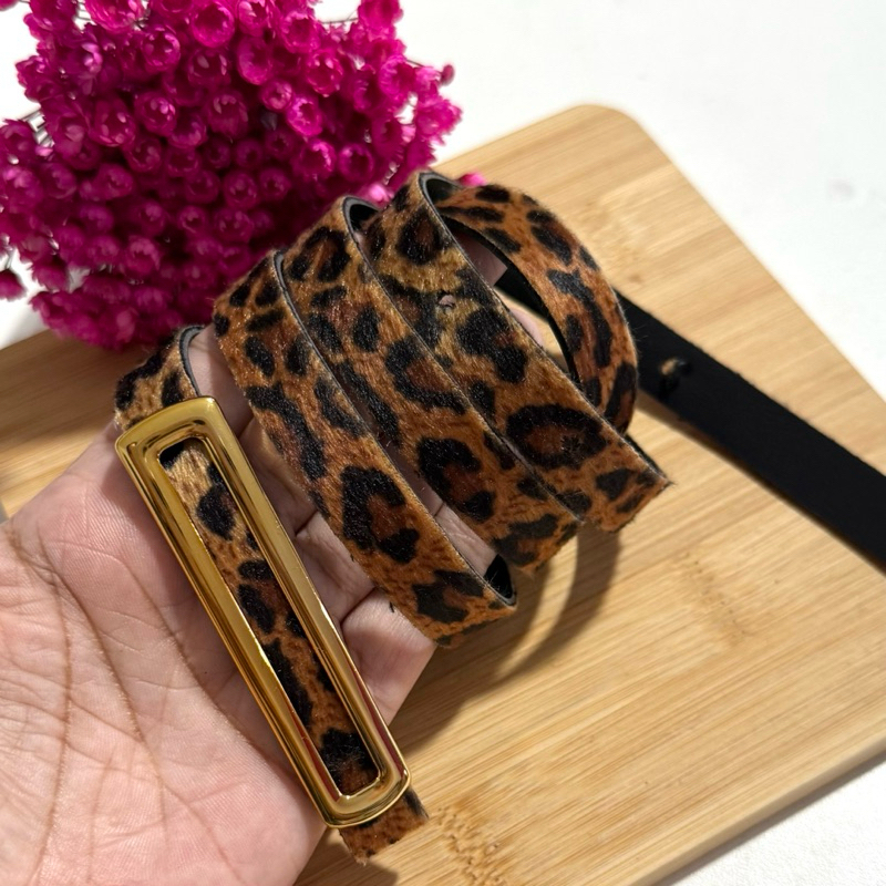 Cinto Feminino Aninal print oncinha com pelo sintético fivela dourada moderna sofisticada onça moda