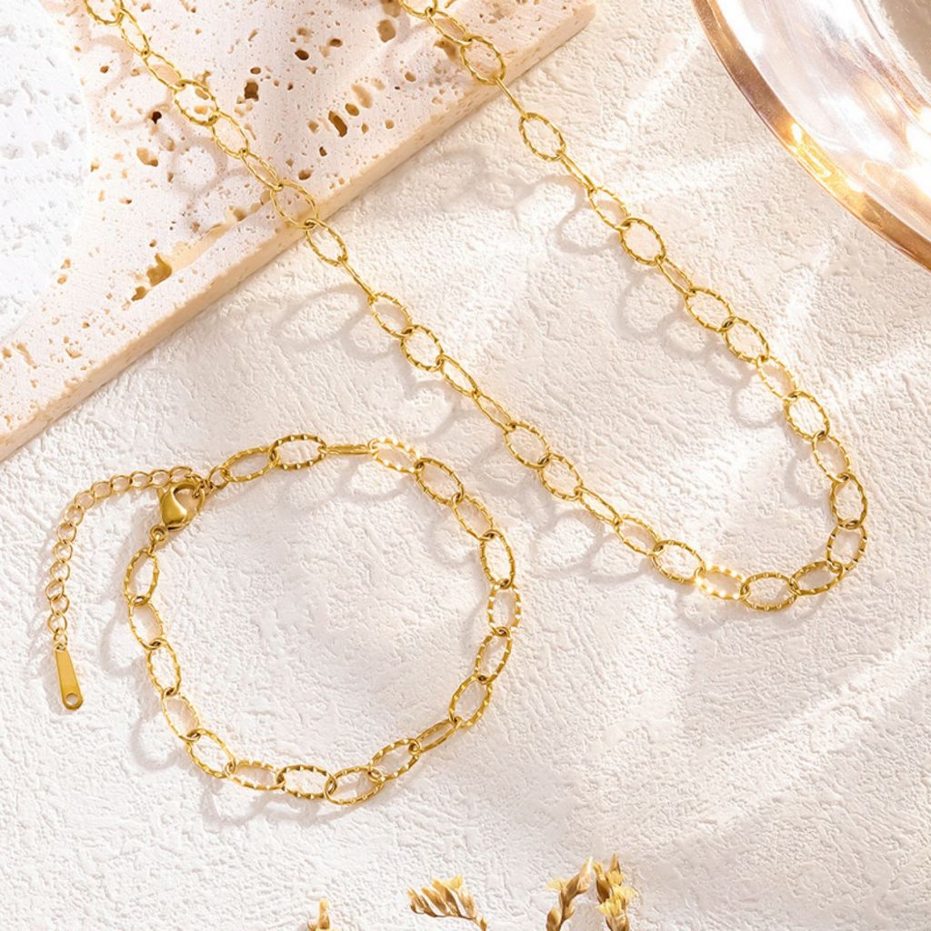 Conjunto 2 peca Colar e pulseria feminino em relevo novo aço titânio 18K ouro luz nicho de luxo design simples em Oferta na Shopee