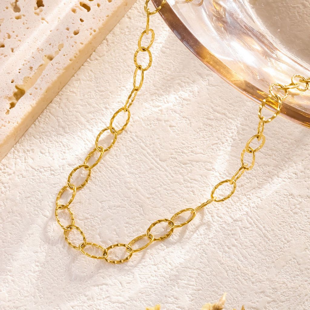 Conjunto 2 peca Colar e pulseria feminino em relevo novo aço titânio 18K ouro luz nicho de luxo design simples