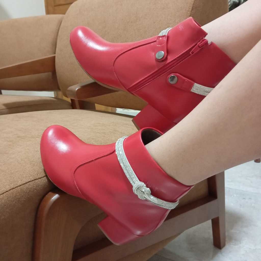 Laura Lima - Bota Ankle Boot Nas cores Vermelha e Preta com Detalhe em Strass em Couro Legítimo.