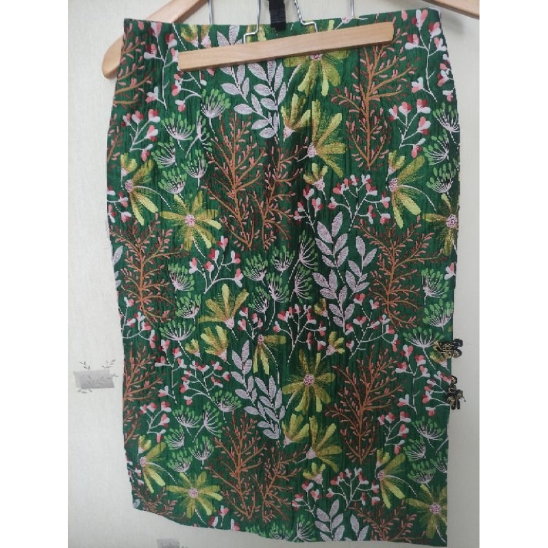 SAIA IMPORT MIDI TAM 40 80,00ALTURA 70CM
CINTURA 37CM
Quadril 48cm
2 Fenda lateral
Fechamento zíper
Forrada
Floral verde