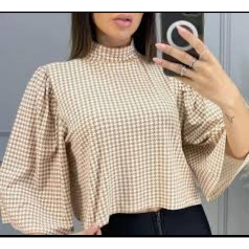 Cropped Blusa manga flare gola alta