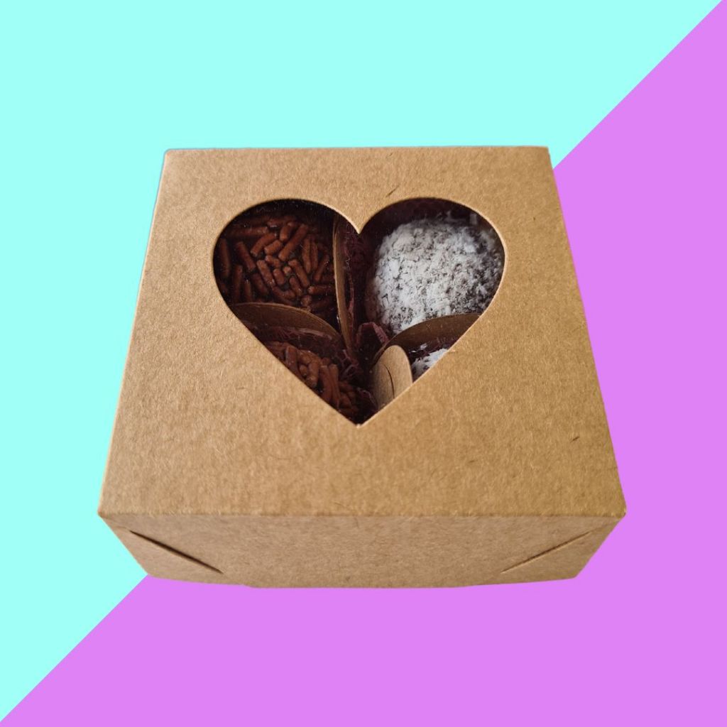 10+ Caixas KRAFT 4 doces com visor coração 7,5x7,5x3 cm. em Oferta na Shopee