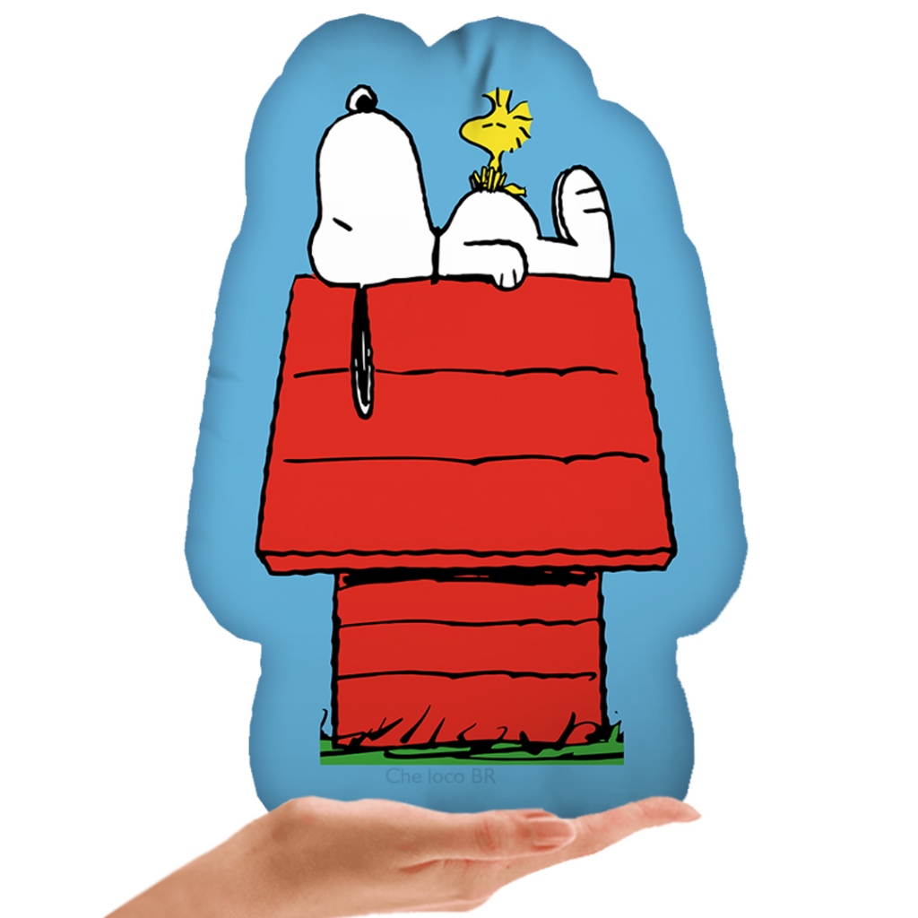 Almofada cachorro branco em cima da casinha S.N.O.O.P.Y com fundo azul