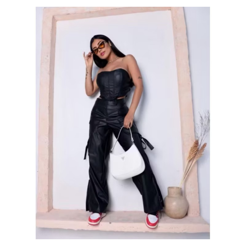 Calça Pantalona Wide Leg Reta Cargo Couro Fake Cintura Alta Moda Gringa Bolso Lateral