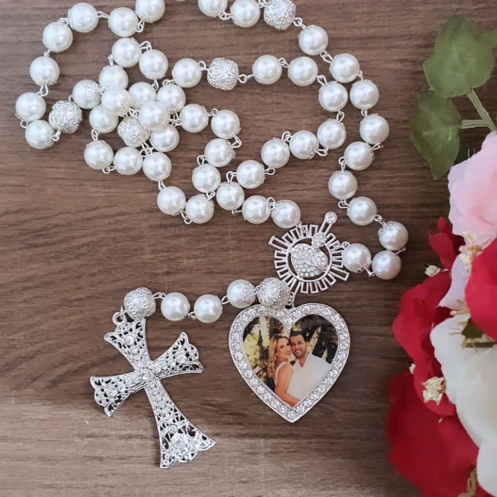 Terço de Noiva com Foto Personalizada e Acabamento com Tulipas nas Pérolas