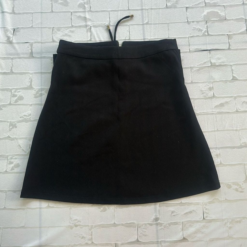 saia preta curtinha com acabamento lindo, saia preta super estilosa, saia preta blogueira, saia (bazar, brechó)