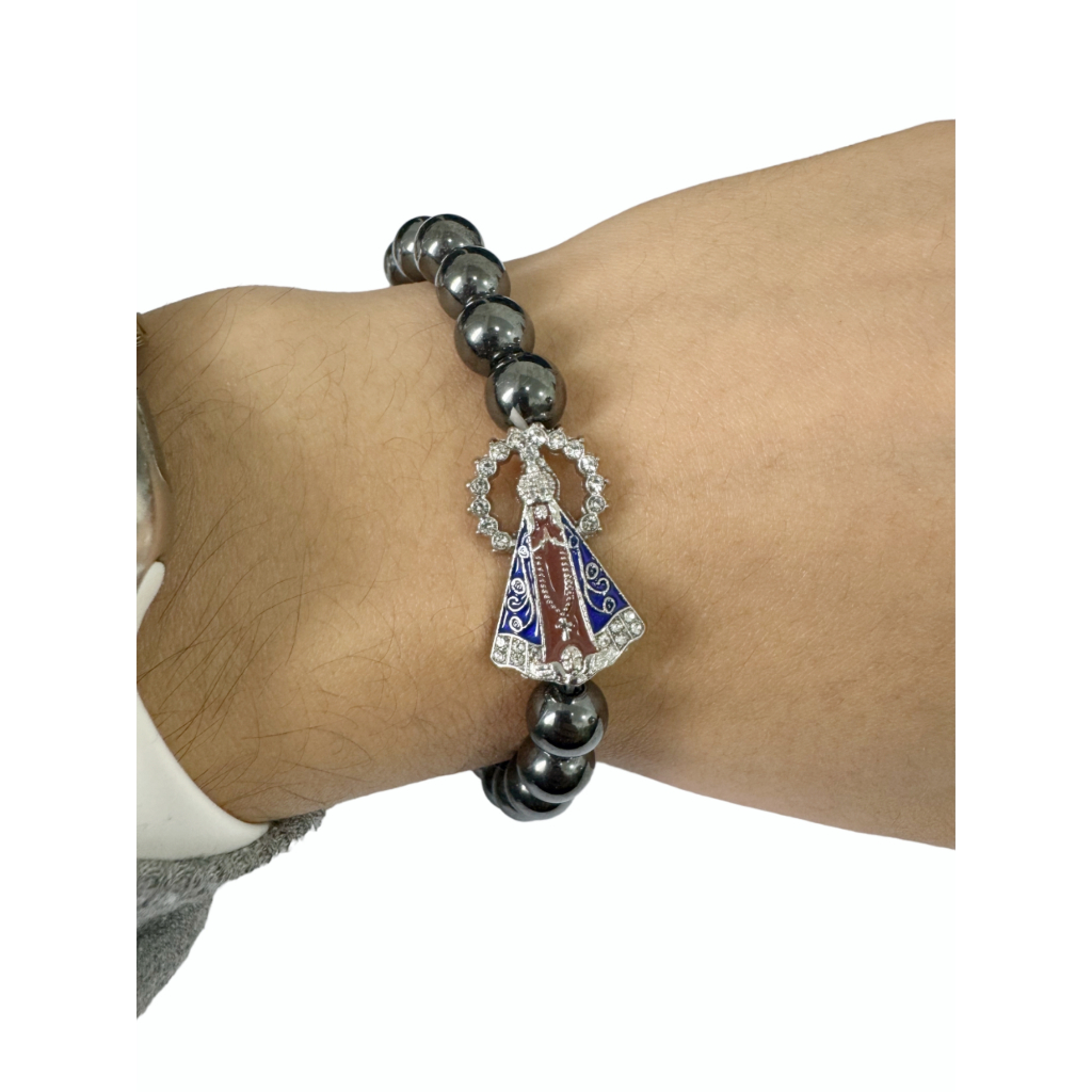Pulseira Hematita Nossa Senhora Aparecida Elastica Protecao Unissex 8mm Terço Pulso Medalha Resina Artigo Catolico Fé