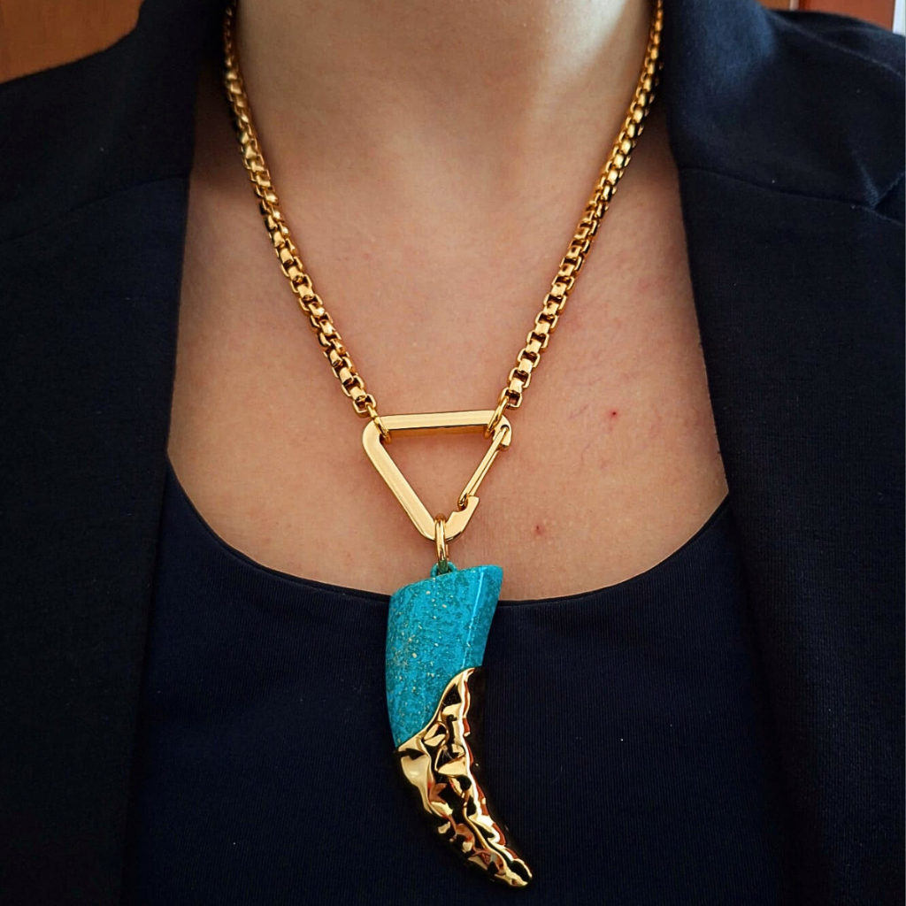 Colar de Corrente Grossa feminino Pingente de Dente Sabre Dourado