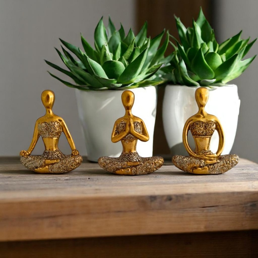Conjunto 3 Estatuetas Yoga Douradas Trio Decoração Zen Meditação Bem-Estar Bandeja Preta Lisa