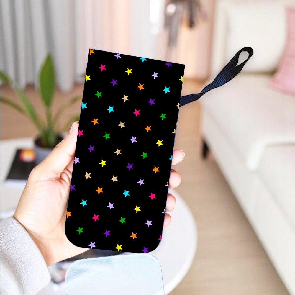 Capinha Celular Case Proteção Universal compátivel com todas as marcas Estrelas Coloridas Preto em Oferta na Shopee