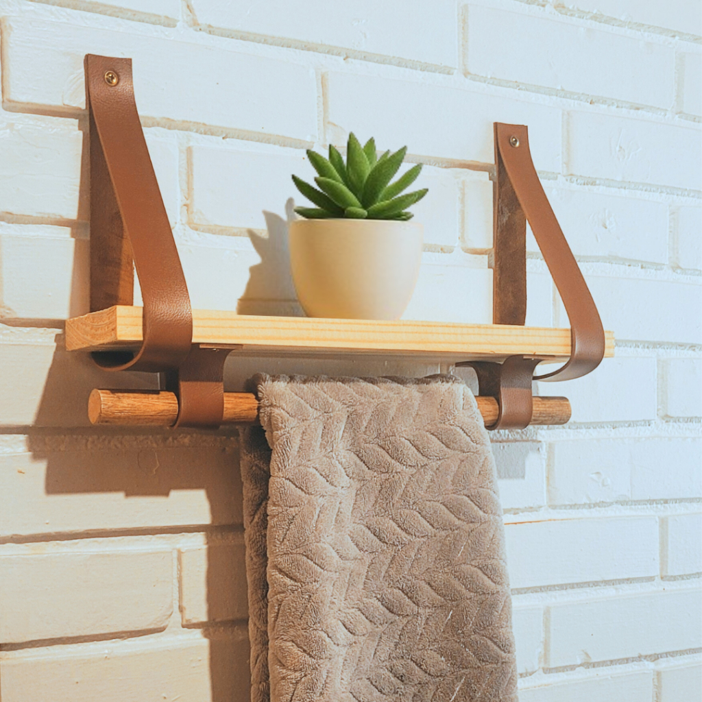 Prateleira de Madeira com Suporte Para Toalha e Alças de Couro 40cm Decoração
