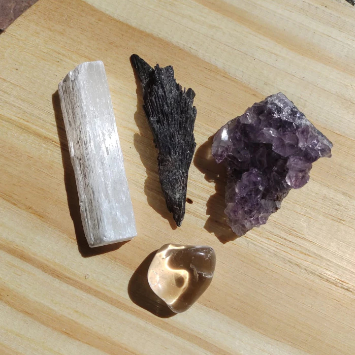 Kit Transmutação Energética: Drusa Ametista, Cianita Negra ou Vassoura de Bruxa, Selenita e Cristal!
