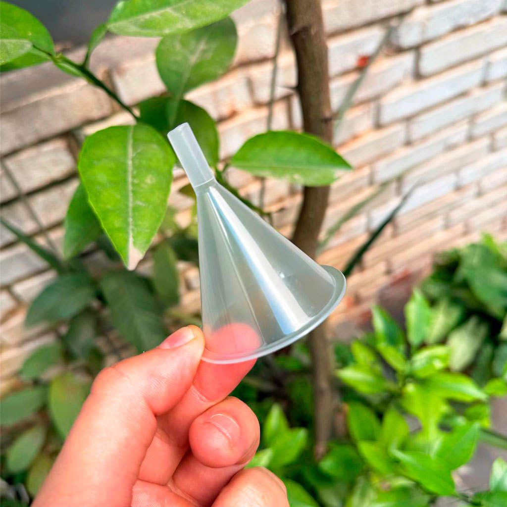Mini Funil para Frascos Plástico Para Óleo Cosméticos Funil Para Decant de Perfume Flaconete em Oferta na Shopee
