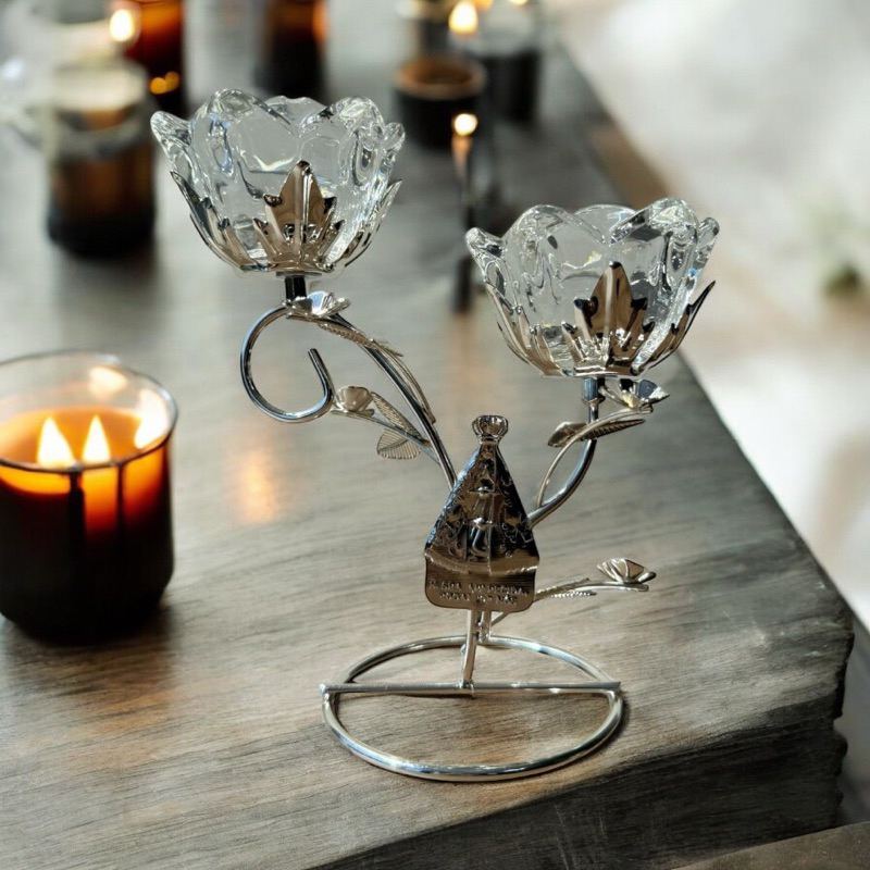 Castiçal Nossa Senhora Aparecida Flor 17,5 cm Prata com Vela em Metal Enfeite Porta Vela Decorativo