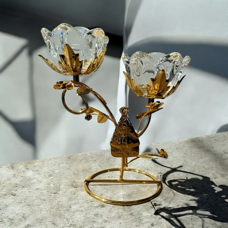 Castiçal Nossa Senhora Aparecida Flor 17,5 cm Dourado com Vela em Metal Enfeite Porta Vela Decorativo