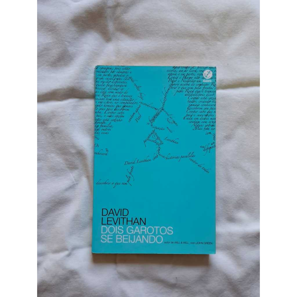 Livro "Dois garotos se beijando"